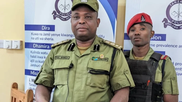 Mwanamke Tanzania ashikiliwa kwa tuhuma za kumuua mumewe kwa panga Njombe police commisioner, Mahamoud Banga